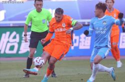 关于本泽马场边指挥情绪激动，泰山队员怒摔水瓶的信息