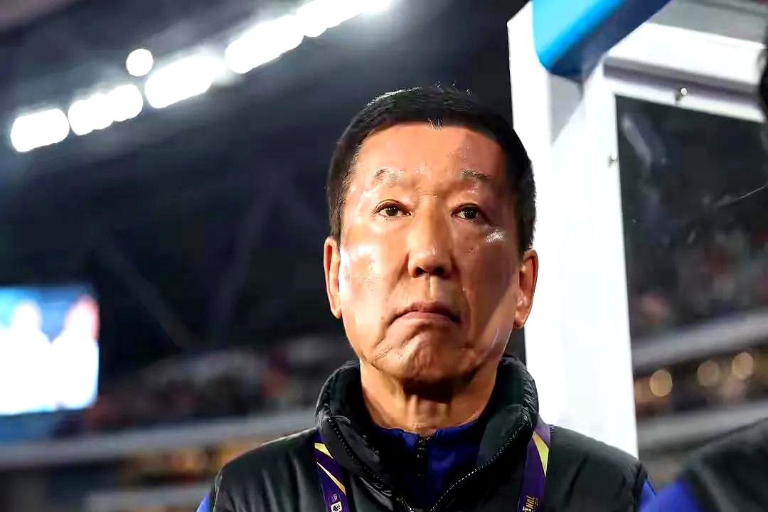 关于本泽马场边指挥情绪激动，泰山队员怒摔水瓶的信息